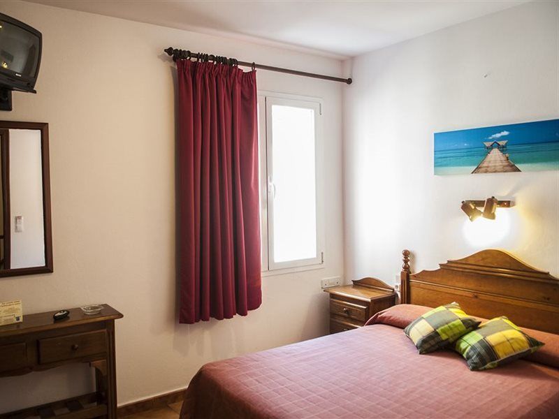 Hostal La Isla มาโอน ภายนอก รูปภาพ