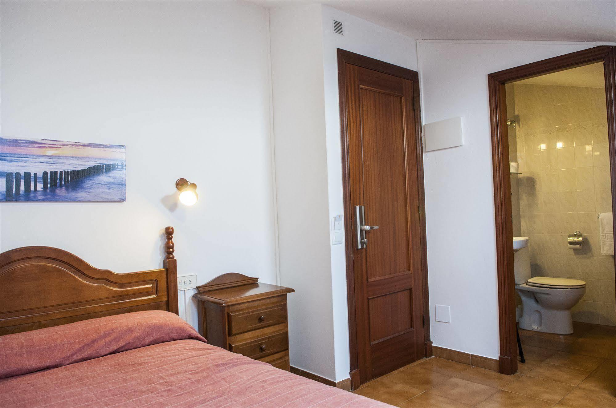Hostal La Isla มาโอน ภายนอก รูปภาพ